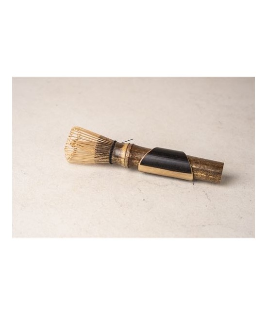 Descubra el refinado arte de preparar matcha con nuestro batidor de bambú de alta calidad. Este utensilio tradicional, también 