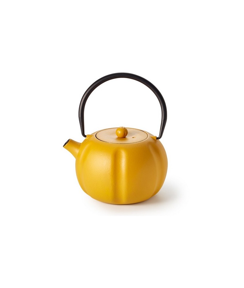 Su forma redonda y su color amarillo mostaza le dan a esta hermosa tetera de hierro un aspecto inusual que, con un poco de imag