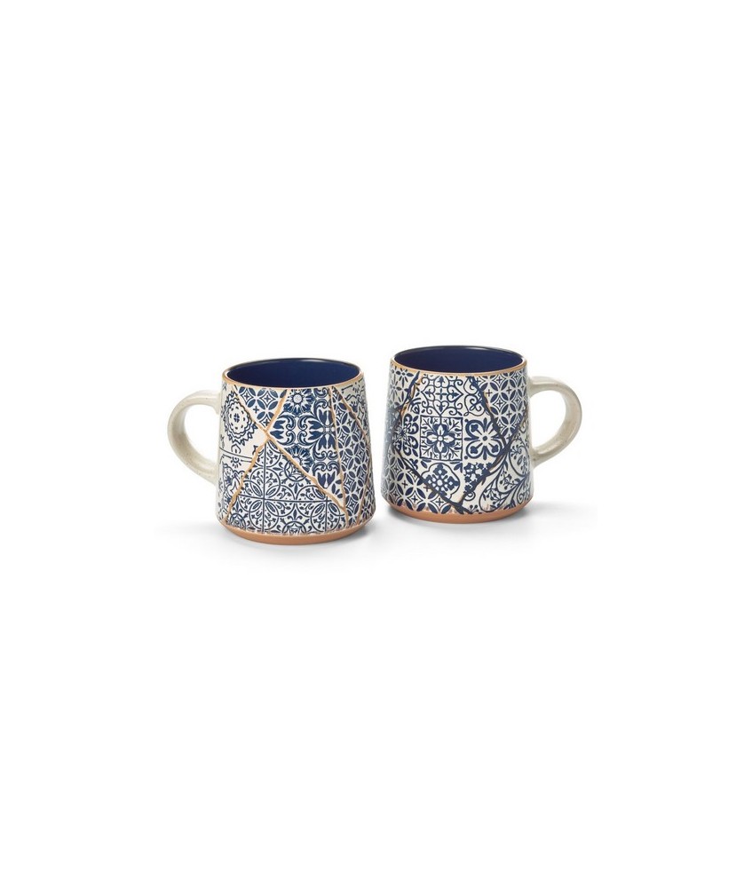 La decoración de esta singular taza de cerámica evoca azulejos mediterráneos decorativos, ingeniosamente ensamblados como fragm