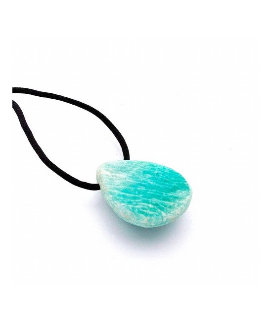 Colgante de Amazonita en forma de lágrima semipúlido.
La pieza está perforada e incluye cordón negro.
Medida : 3 x 2 cm Prox.