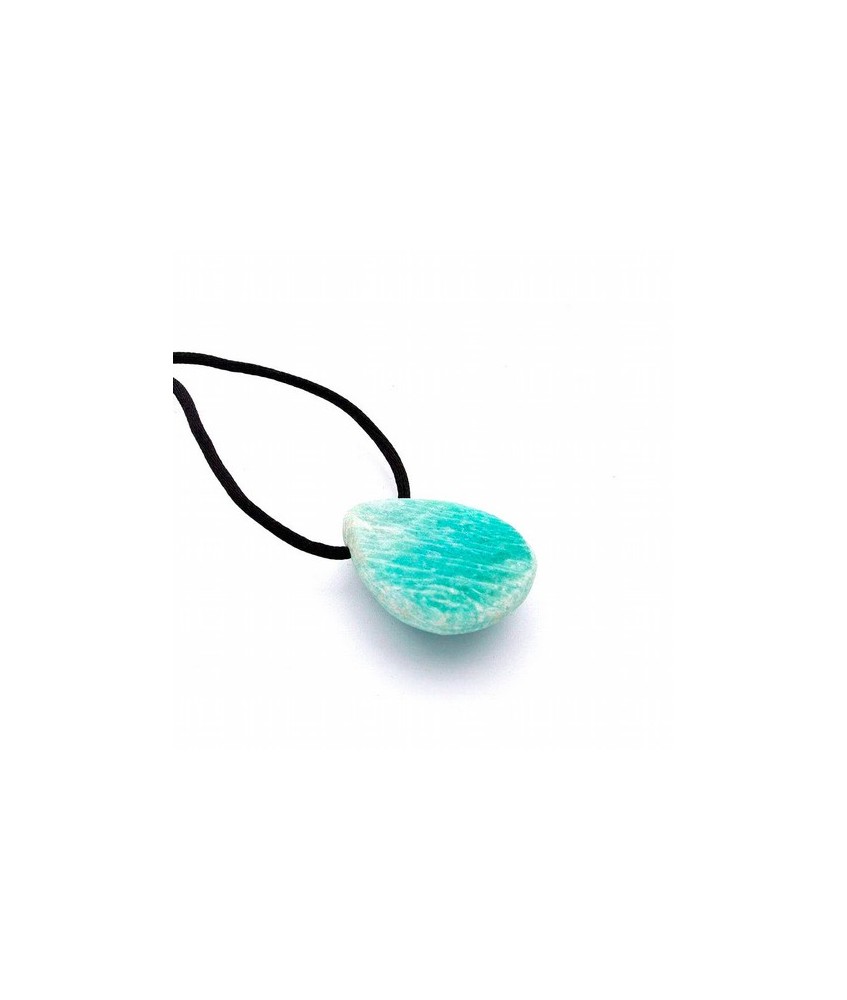Colgante de Amazonita en forma de lágrima semipúlido.
La pieza está perforada e incluye cordón negro.
Medida : 3 x 2 cm Prox.