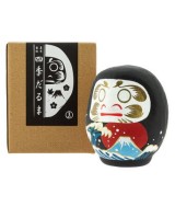Para los japoneses, tanto daruma como el monte Fuji son símbolos espirituales, budista uno y sintoísta el otro. En esta figurit