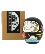 Para los japoneses, tanto daruma como el monte Fuji son símbolos espirituales, budista uno y sintoísta el otro. En esta figurit