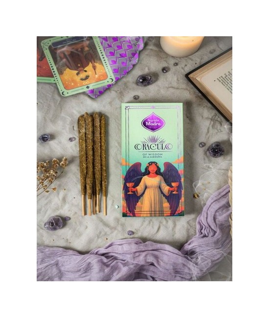 Un oráculo con 12 cartas de arcanos mayores del tarot: cada caja contiene una carta sorpresa que trae consigo un mensaje único.