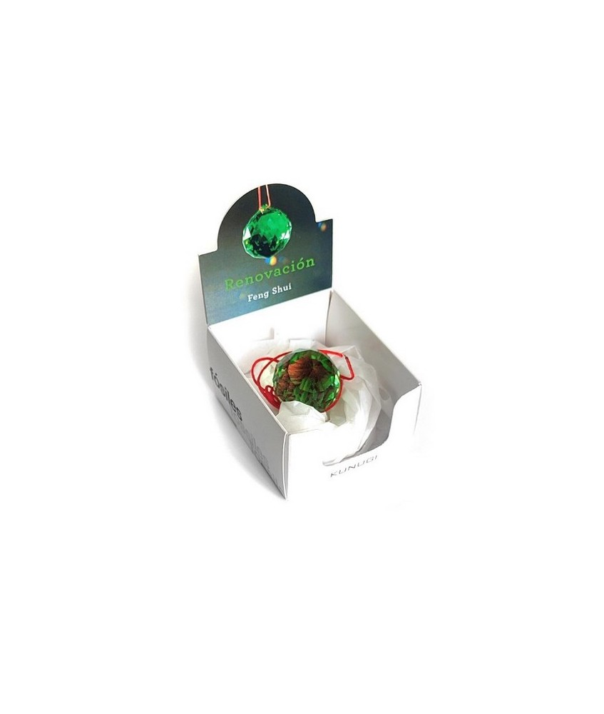 Bola facetada de cristal VERDE de 30 mm. de diametro.
Engarzada en cordón natural.

Con caja exclusiva.