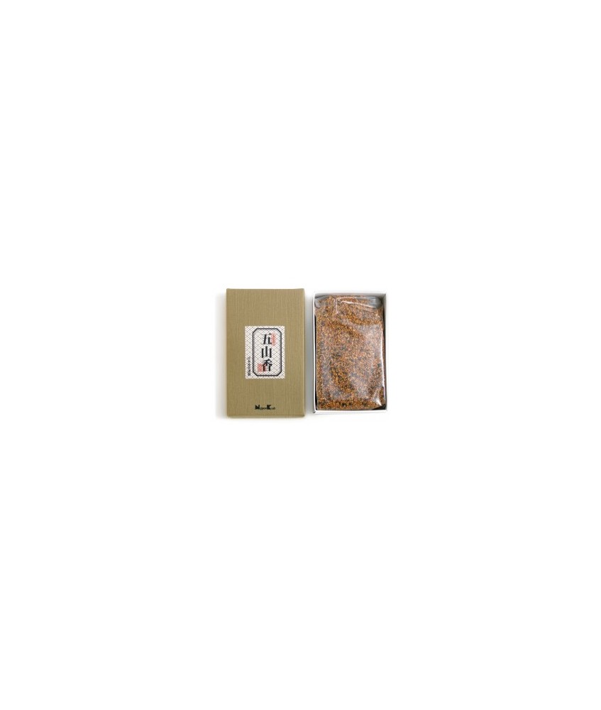 Cantidad: 125 gr
Made in : Japan
Fragancia : Sándalo, aloe y borneo
Trocitos de maderas aromáticas para quemar sobre carbone